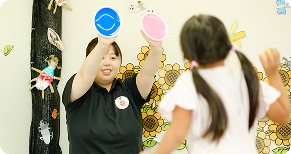 スタッフが子供と遊ぶシーン