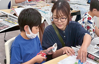 スタッフと子供が工作をしているシーン