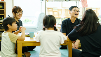スタッフと子供たちが楽しそうに笑っているシーン