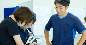 話あっているシーン