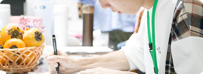 スタッフが何かを書いているシーン