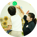 スタッフが子供と遊んでいるシーン