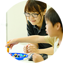 スタッフが子供と話しているシーン