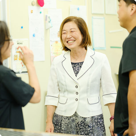スタッフと談笑する鳥羽 美紀子専務