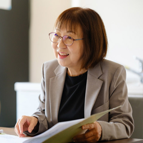 海野 恭代さんが書類を見て話しているシーン