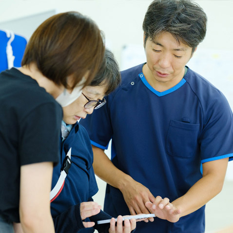 説明をする寺尾 俊一さん