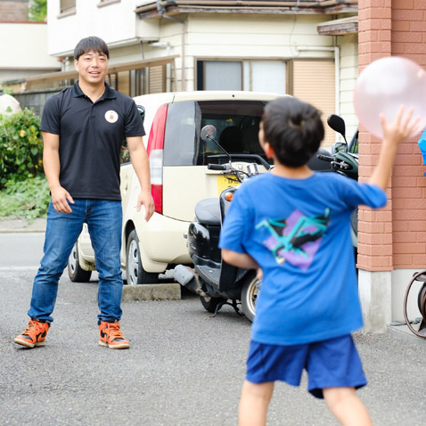 子供とボール遊びをする鳥羽 智史さん