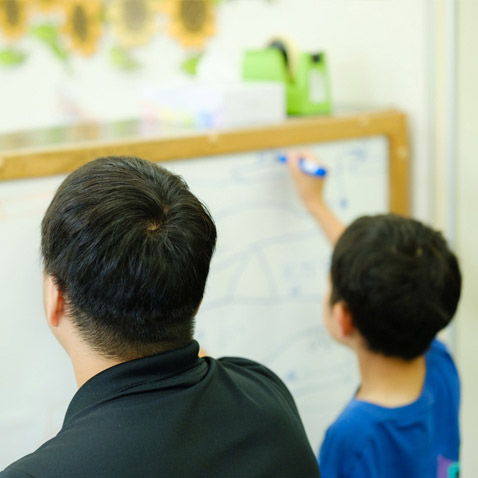 子供のお絵描きを見守る鳥羽 智史さん